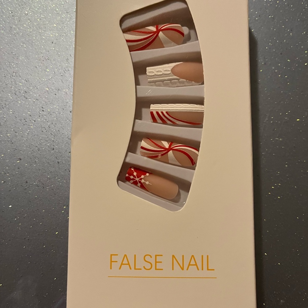 Christmas Winter Nails NWT - Picture 2 of 3